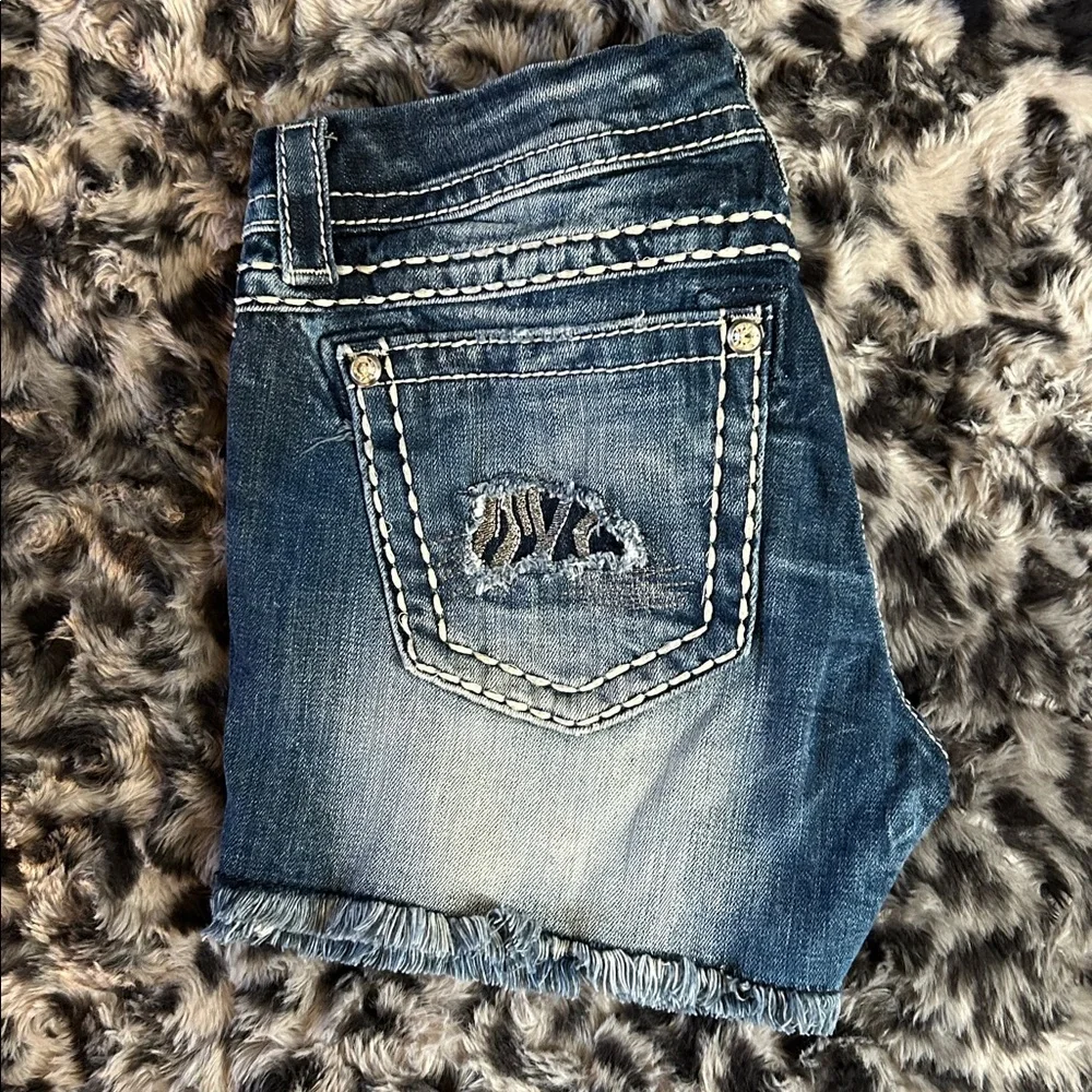 Miss Me Tag size 29 Dark Blue Denim Shorts with  peekaboo pockets - Picture 3 of 16